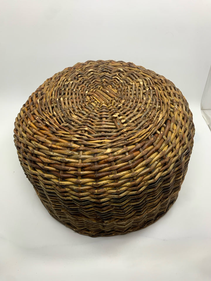 ROUND WOVEN BASKET.