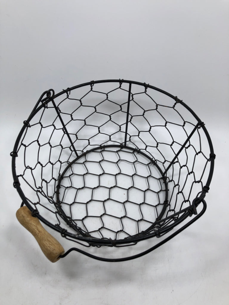 WOVEN WIRE BASKET W/WOOD HANDLE.