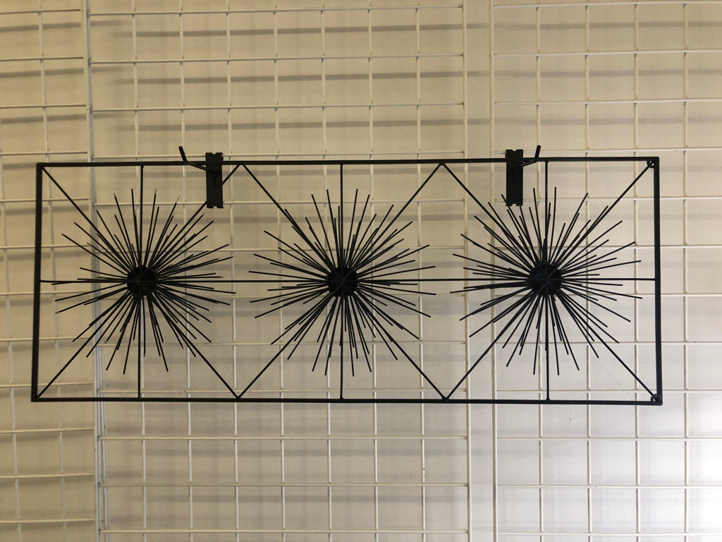 BLACK METAL 3 STACKING STARBURST WALL ART SILVER TIPS.