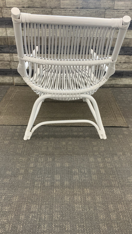 WHITE WICKER OUTDOOR SLANT CHAIR.