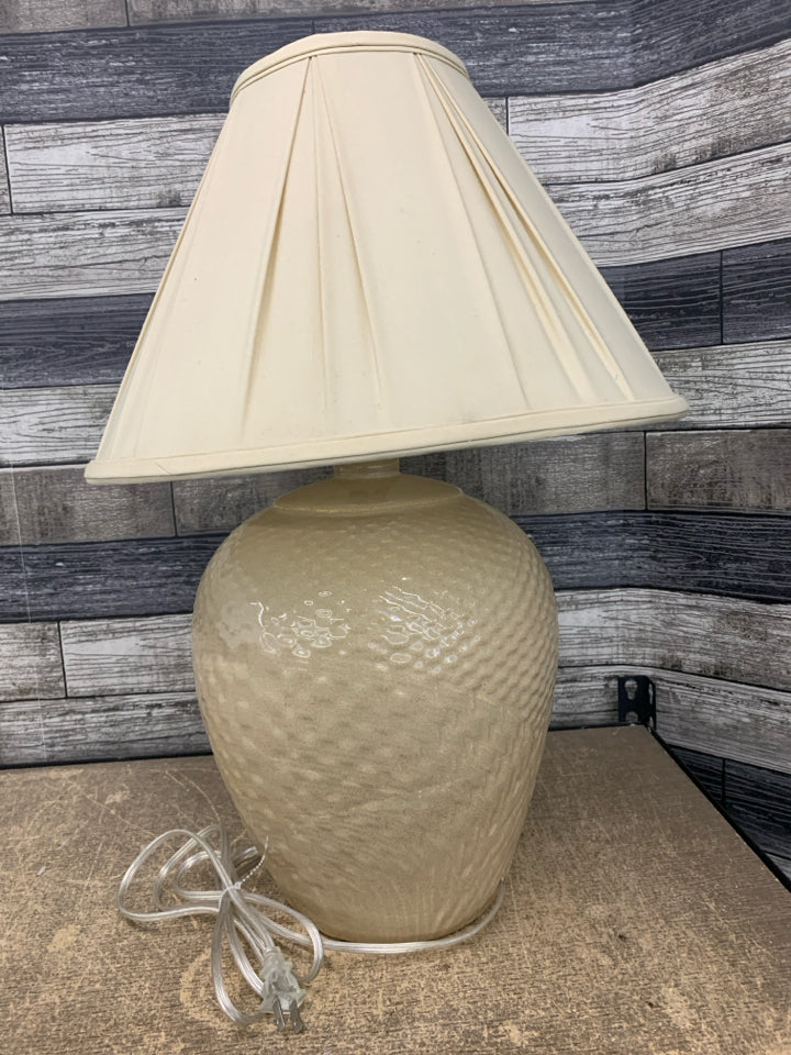 VTG TAN TEXTURED HAEGER POTTERY LAMP W/TAN SHADE.