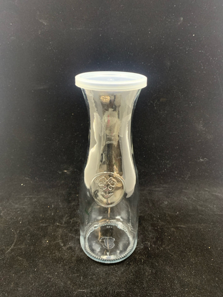 CARAFE W/EMBOSSED FLOWER AND PLASTIC LID.