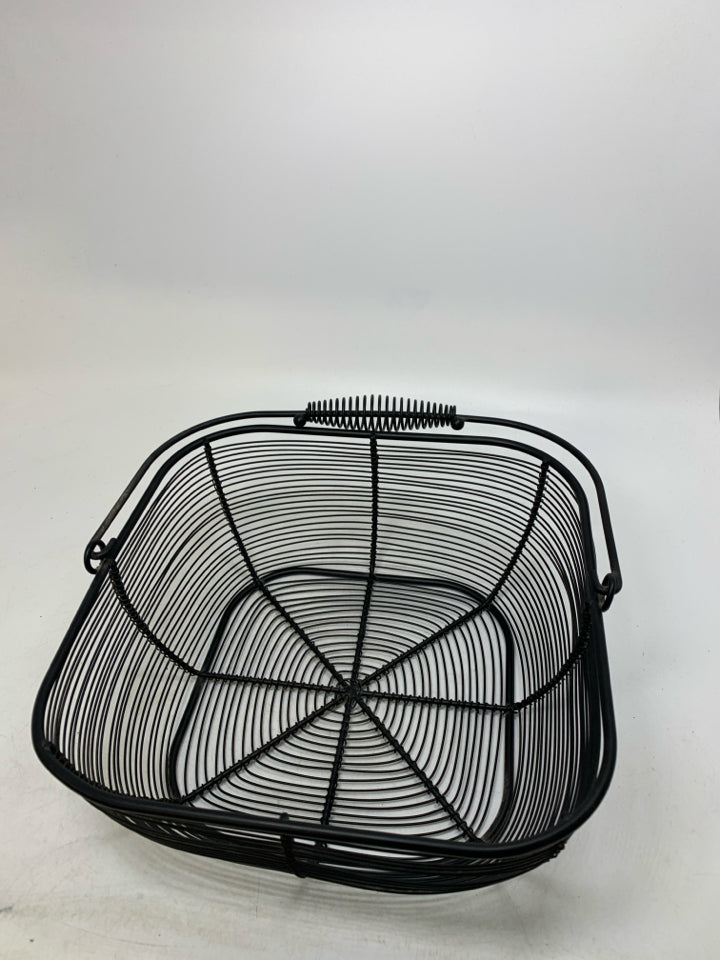BLACK WIRE BASKET W/ HANDLE.