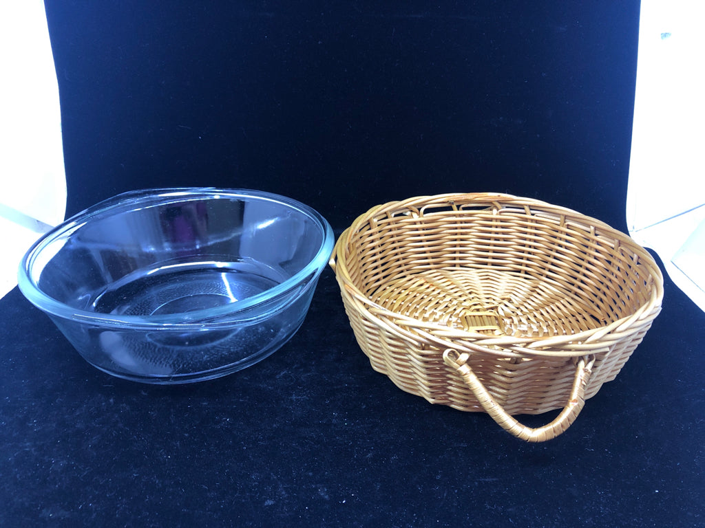 ROUND GLASS BAKE BAKING DISH IN BASKET W HANDLES.