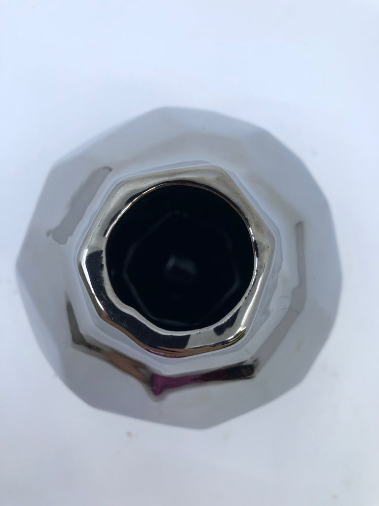 METAL GEOMETRIC BUD VASE.