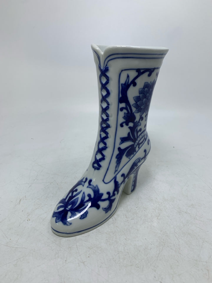 BLUE FLORAL TALL HEELED BOOT.