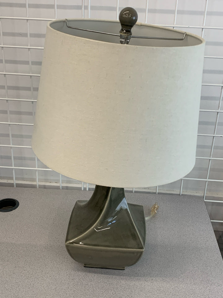 GREY CERAMIC TWIST BASE LAMP W/LT GREY SHADE.