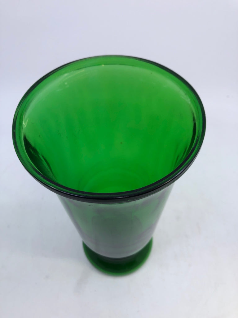 FOOTED GREEN GLASS VASE.