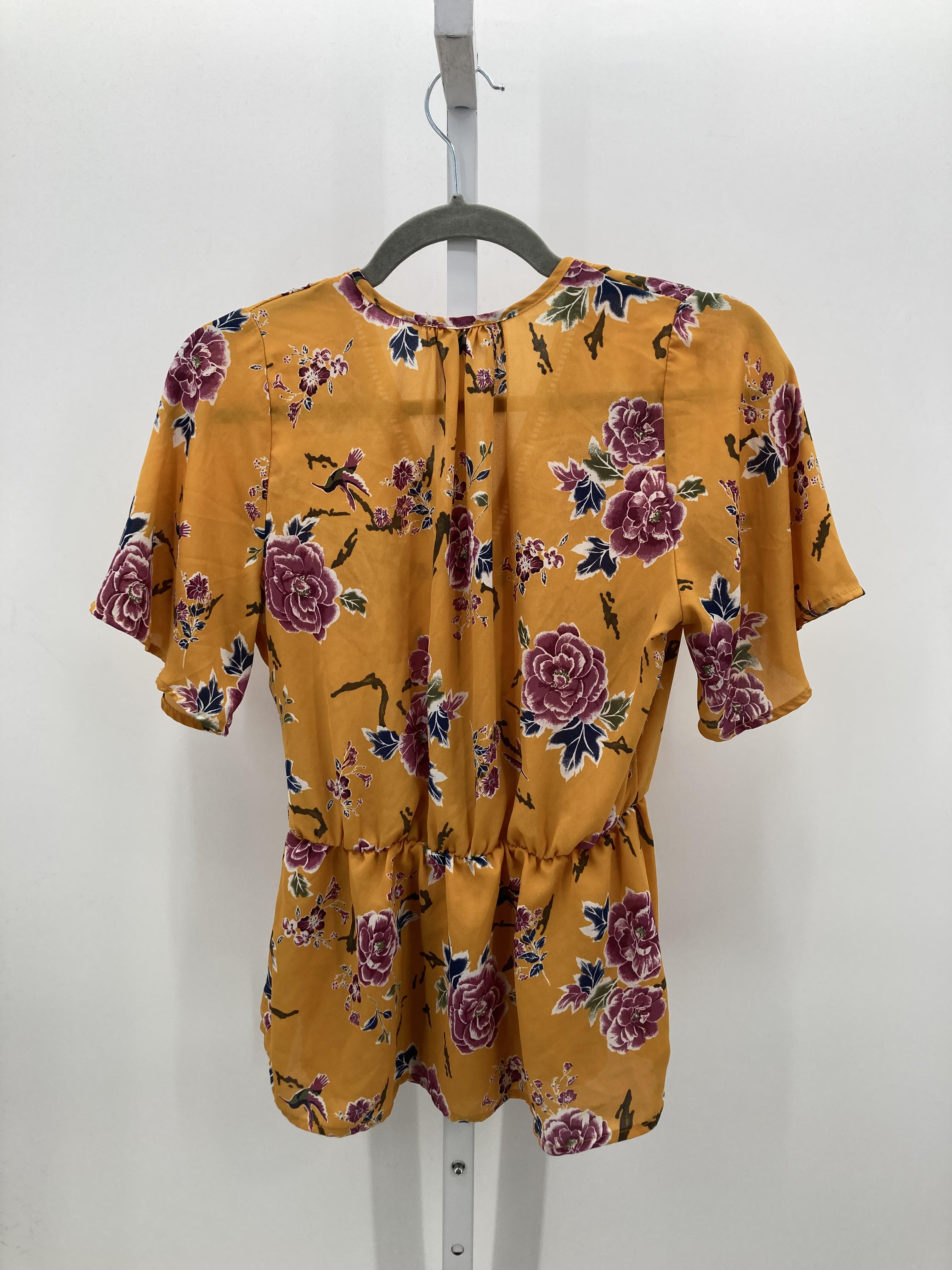 Size Medium Juniors Short Sleeve Shirt