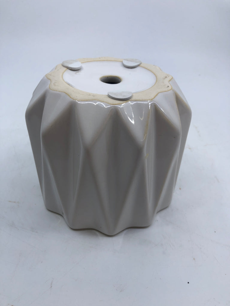 WHITE CERAMIC STAR SHAPED PLANTER W/ DRAIN HOLE.