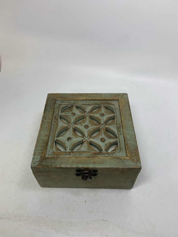 DISTRESSED GREEN BOX W/ CUTOUT MIRROR INLAY BOX.