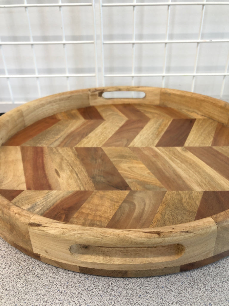 CHEVRON GRAIN ROUND WOODEN TRAY.