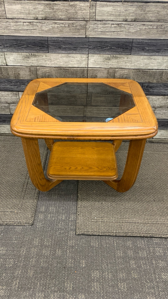 OAK WOODEN END TABLE W/GLASS TOP.