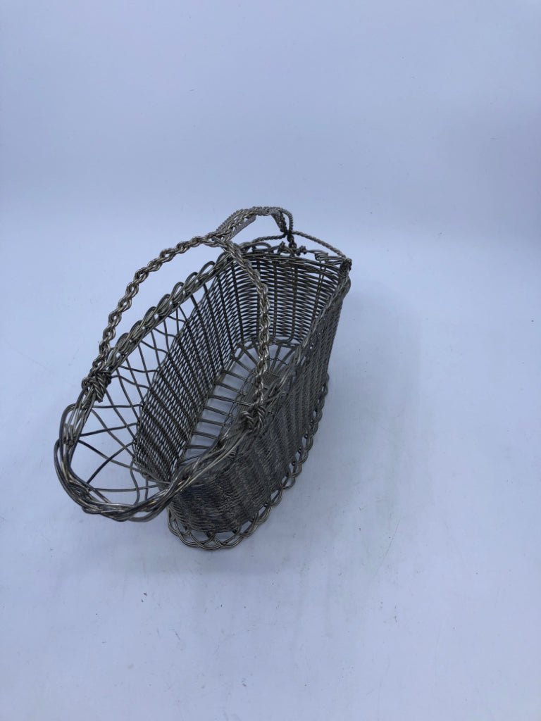 OVAL WINE BOTTLE WIRE BASKET W/HANDLE.