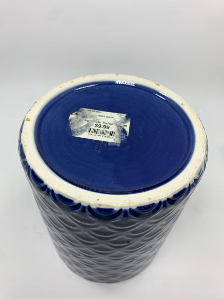 BLUE CERAMIC UTENSIL CROC W/EMBOSSED HALF CIRCLES.
