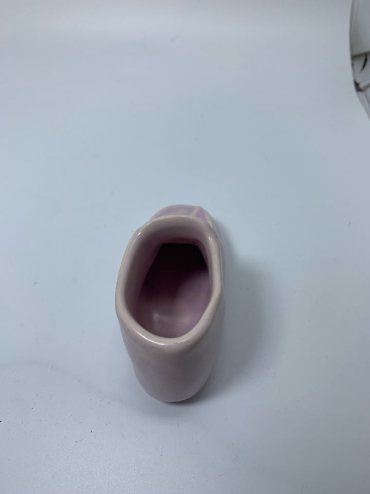 VTG LIGHT PINK POTTERY BABY SHOE USA.