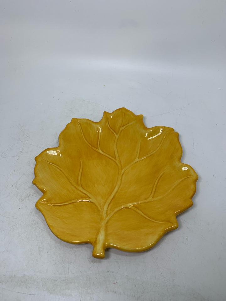 YELLOW MAPLE LEAF PLATE.