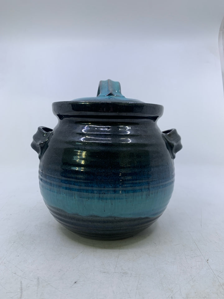 BLUES ABRE GLAZE RIBBED BEAN POT W/ LID HANDLES.