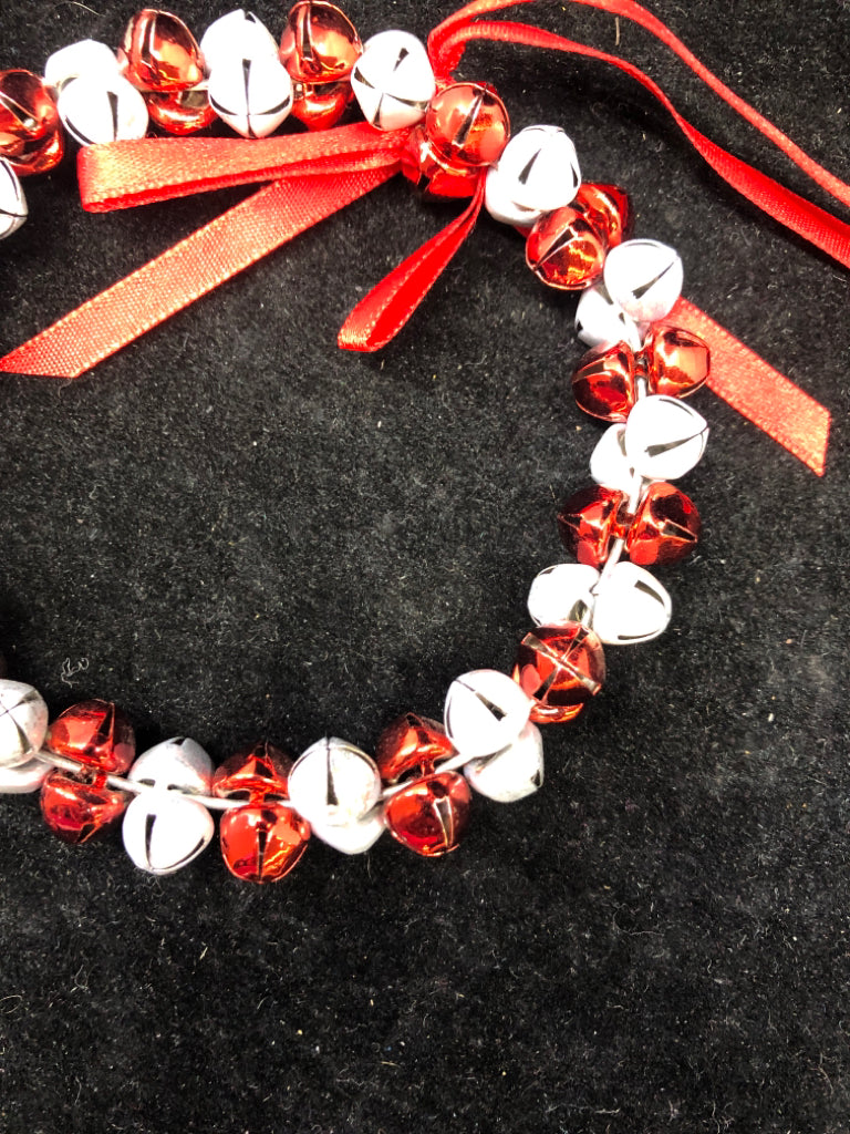 RED/WHITE JINGLE BELL WREATH.