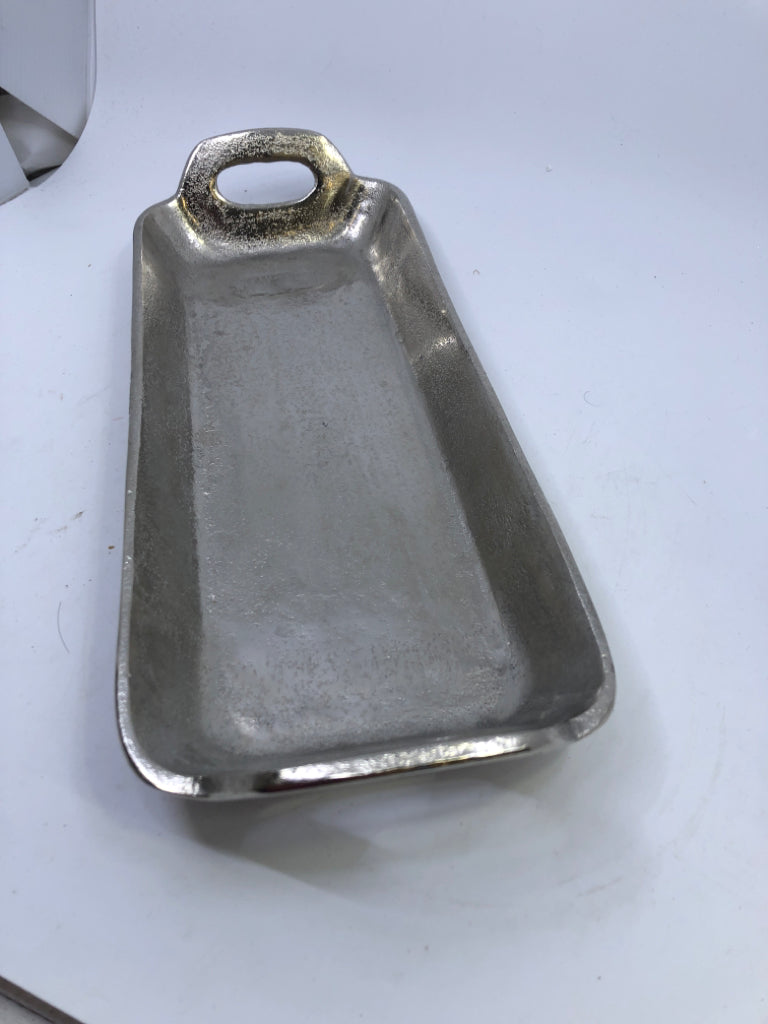 SILVER METAL TEXTURED TRAY W/ HANDLES.