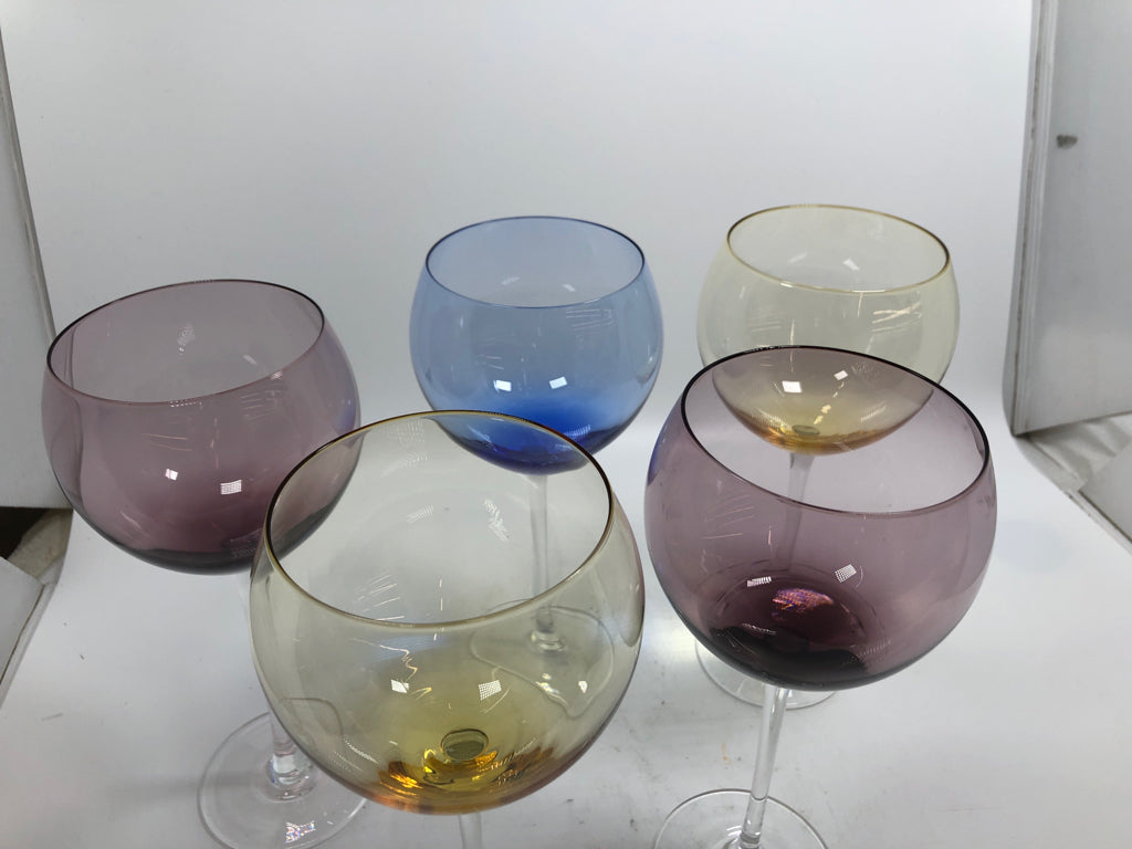 5 COLORFUL GLASS WINE GOBLETS.