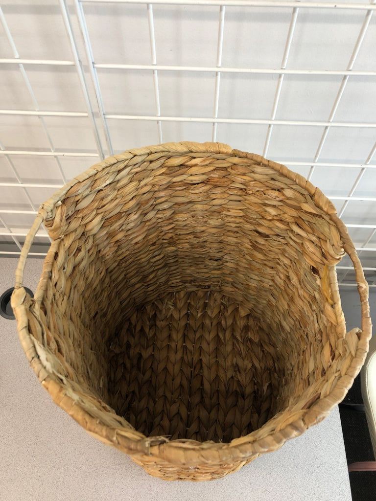 ROUND WOVEN BASKET.