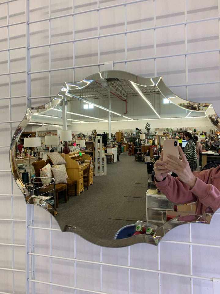 OVAL WALL MIRROR W/SCALLOP EDGE.