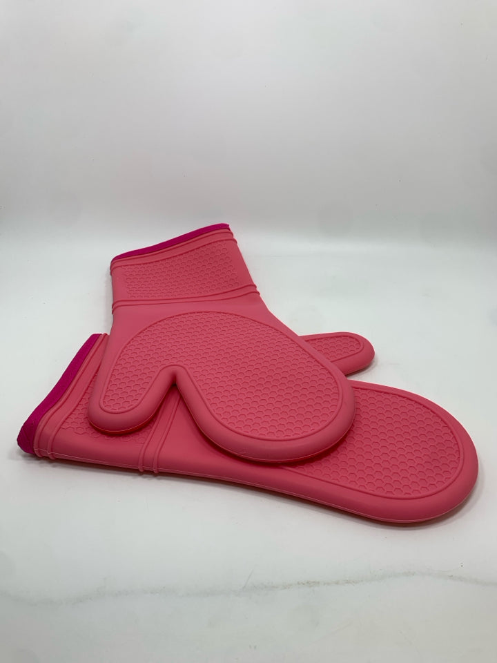 7PC SAFE GRABS PINK SILICONE MICROWAVE TOOLS.