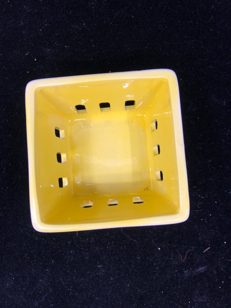 LEMON CERAMIC FRUIT BASKET.