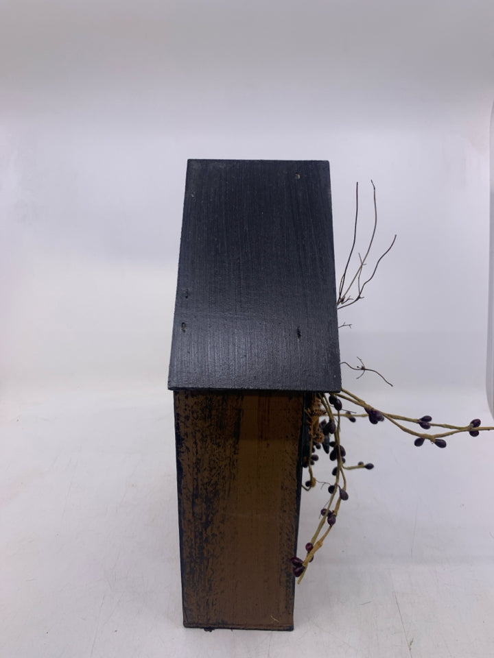 DECORATIVE PRIMITIVE STYLE TAN BIRD HOUSE W/ STAR PIP BERRIES.