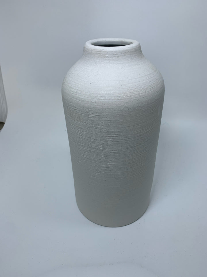 MATTE TEXTURED VASE W/ NO NECK.