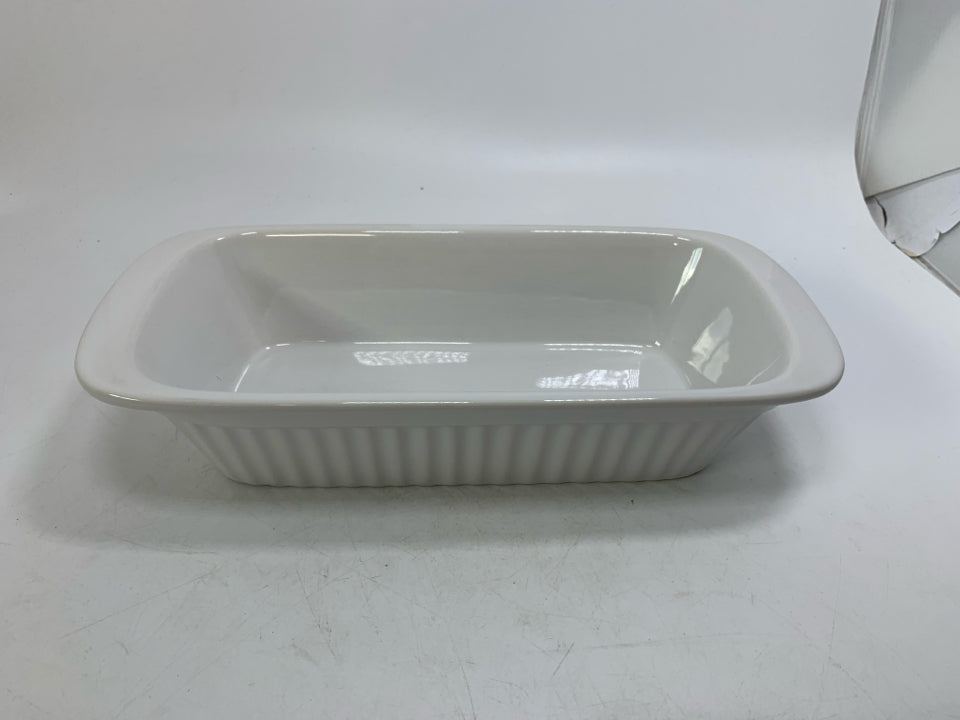 WHITE RIBBED NARROW LOAF PAN.
