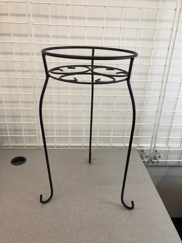METAL PLANT STAND.