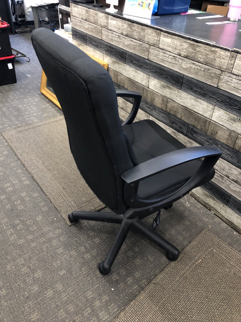 BLACK SWIVEL OFFICE CHAIR.