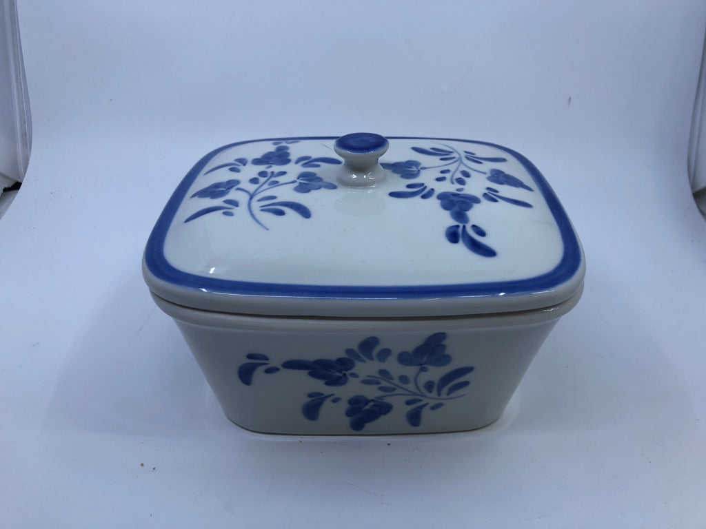 SQUARE WHITE BAKING DISH W/ BLUE FLOWER DESIGN LID.