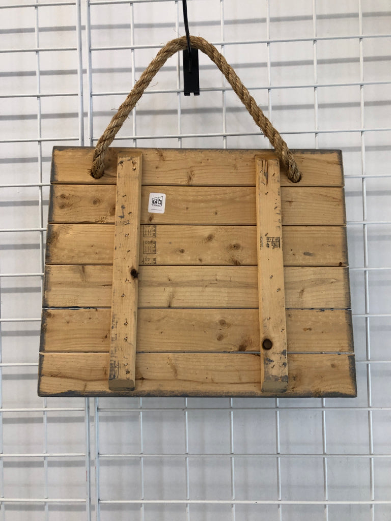 MY SISTER HAS THE BEST SISTER WOODEN HANGING.