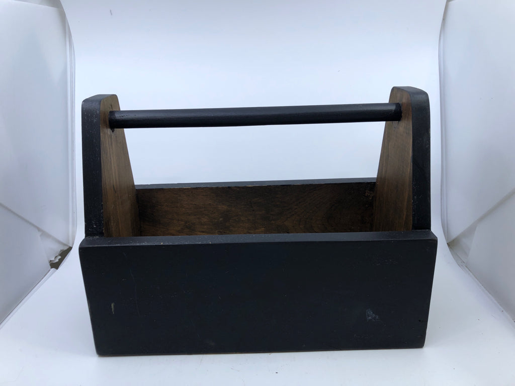 PAINTED FARMHOUSE CRATE W HANDLE.
