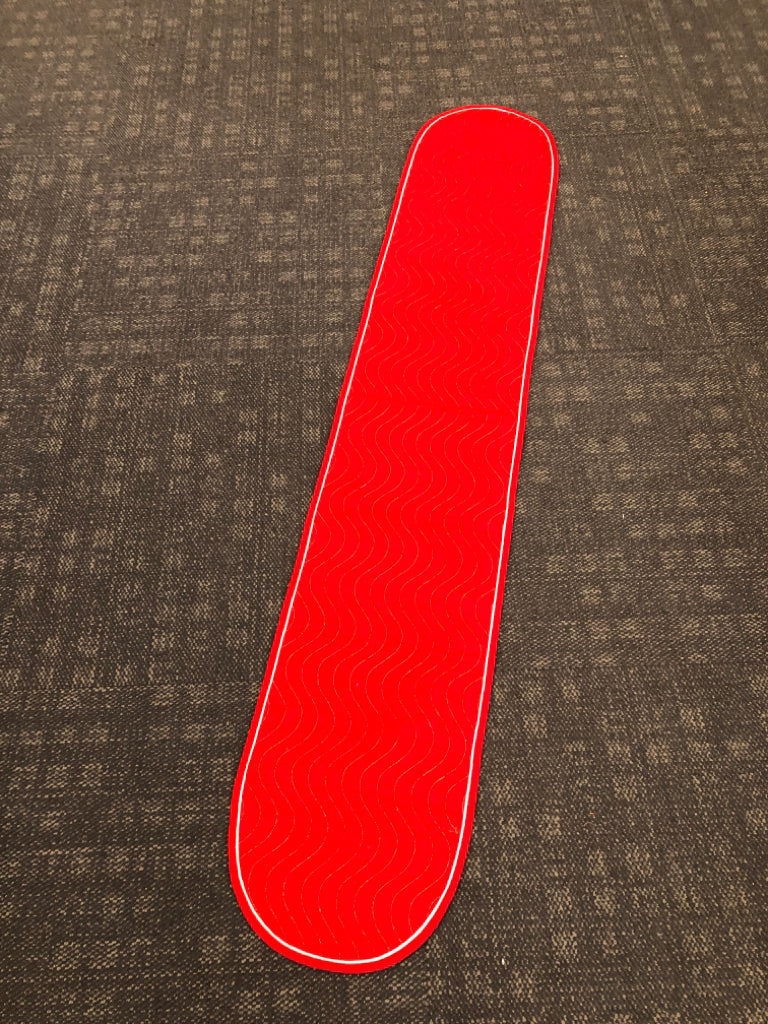 RED/GOLD TABLE RUNNER W/WHITE RIM.
