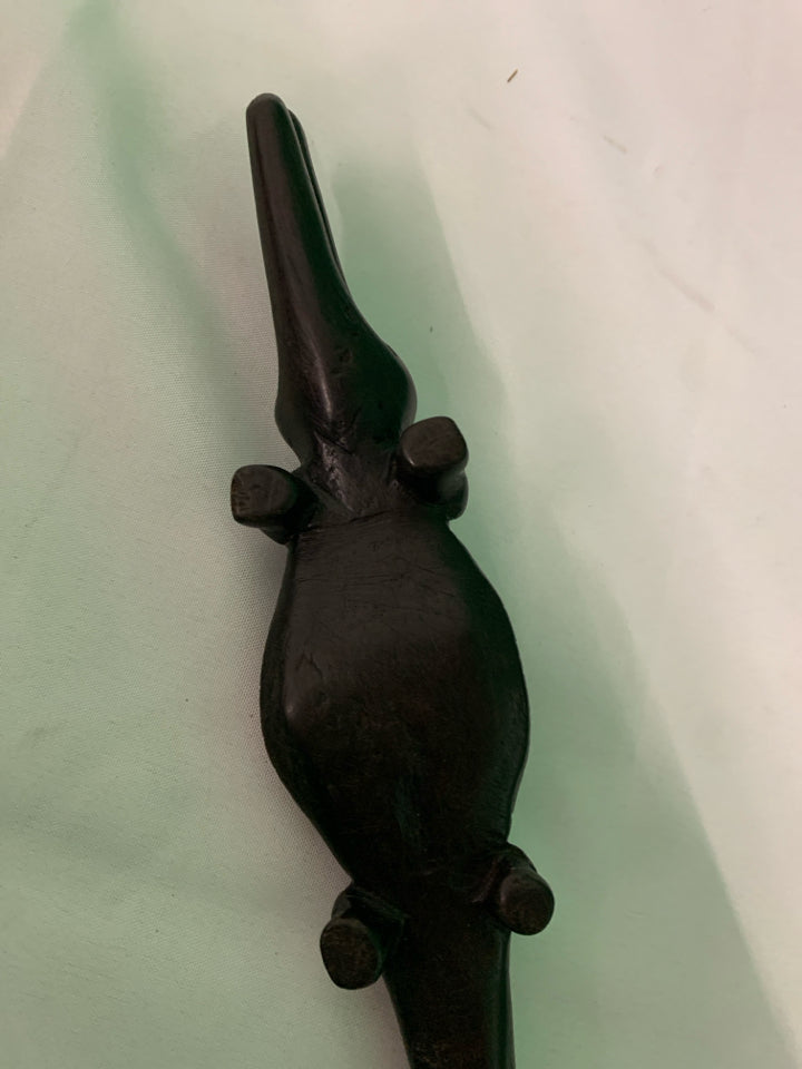WOOD CARVED ALLIGATOR.