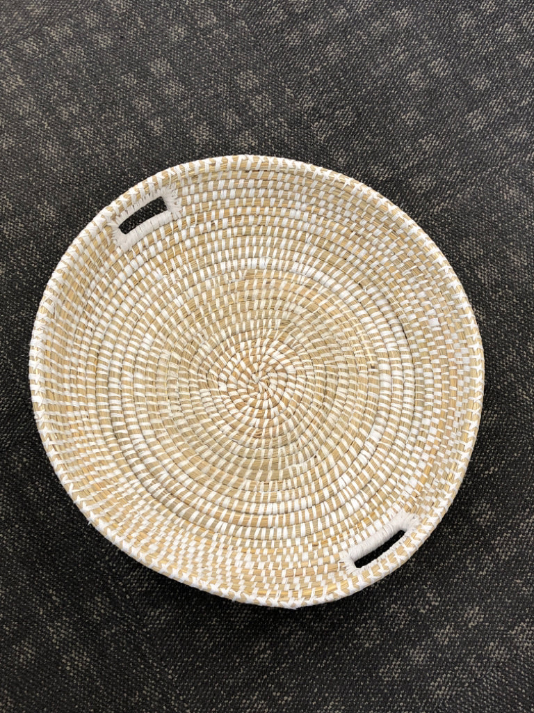 LG WOVEN WHITE LOW BASKET.