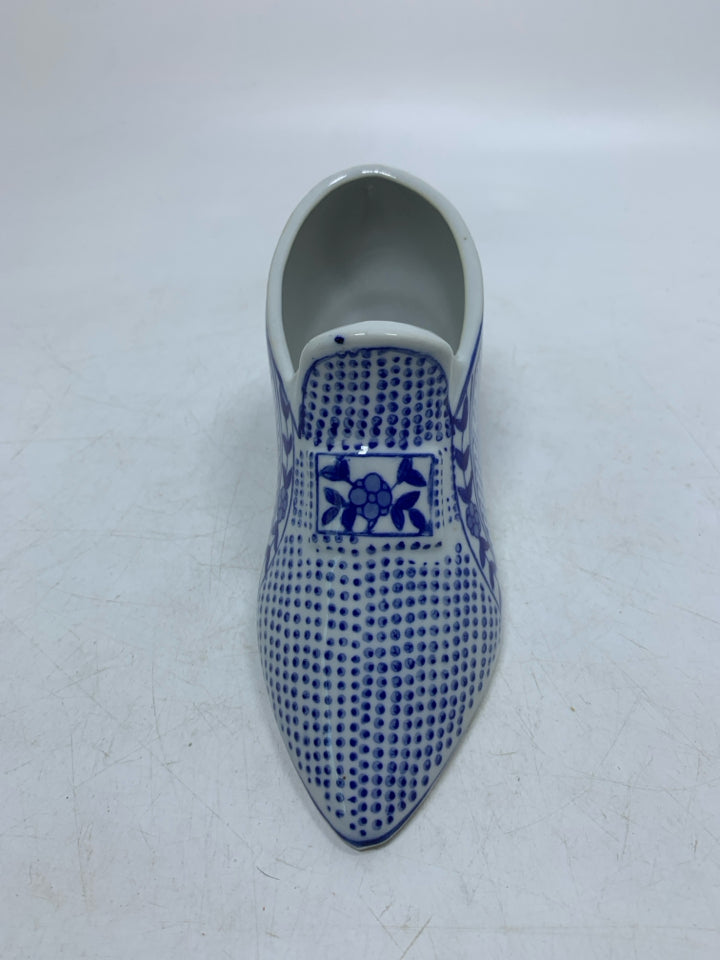 BLUE/WHITE FLORAL HEELED BOOT VASE.