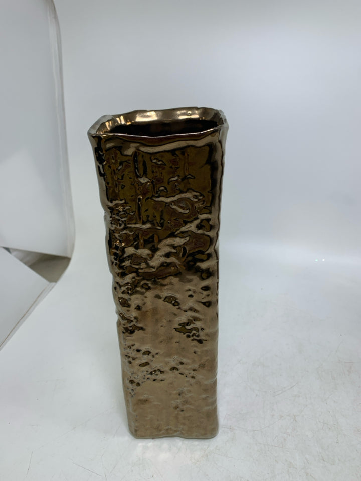 METALLIC TEXTURED VASE.