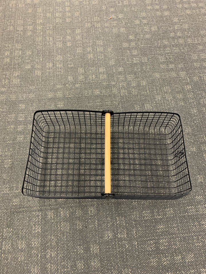 LONG METAL BASKET W/WOOD HANDLE.