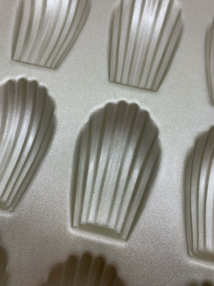 WILLIAMS SONOMA GOLDTOUCH MADELEINE PAN.