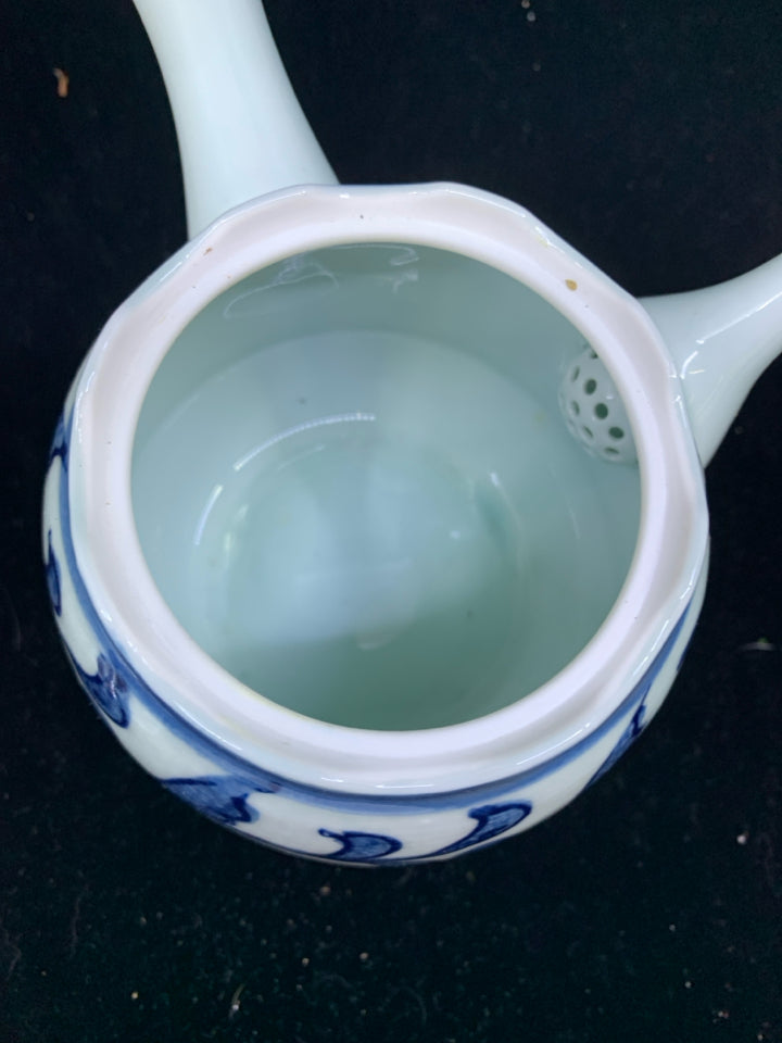 5 PC WHITE BLUE DESIGN JAPANESE TEAPOT WITH HANDLE AND CUPS.