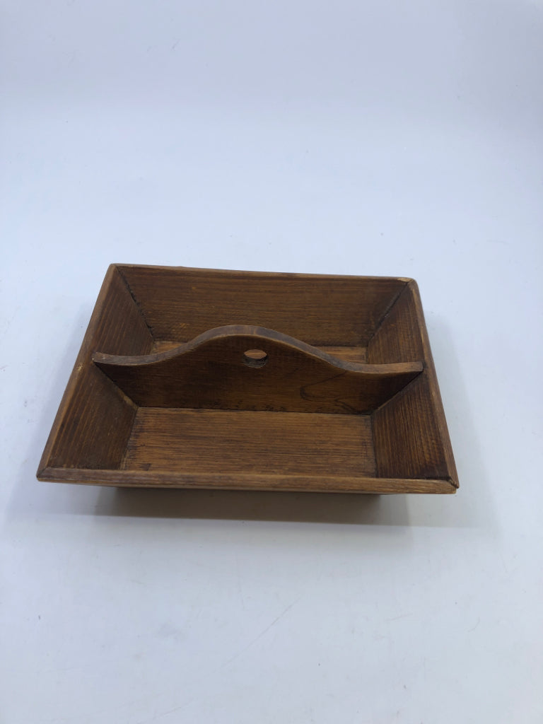 VTG WOOD TRAY WITH MIDDLE DIVIDER HANDLE.