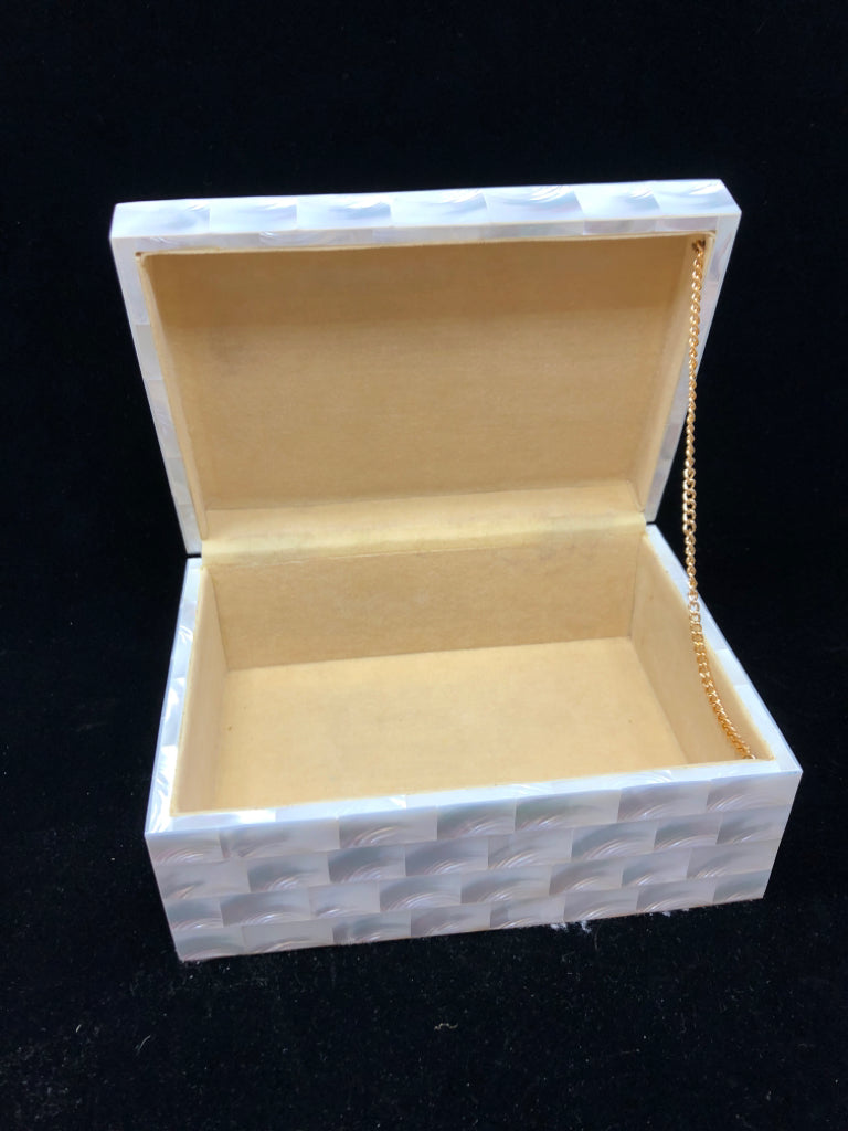 PEARLESCENT JEWELRY BOX.