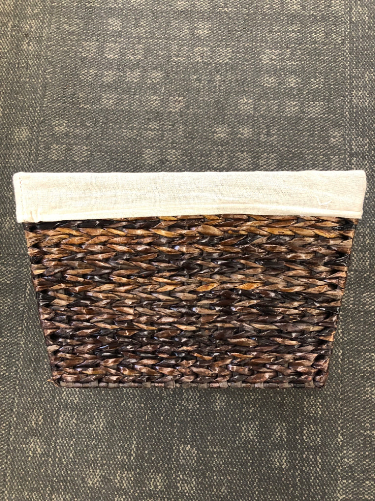 BROWN WICKER BASKET W/BURLAP LINER.