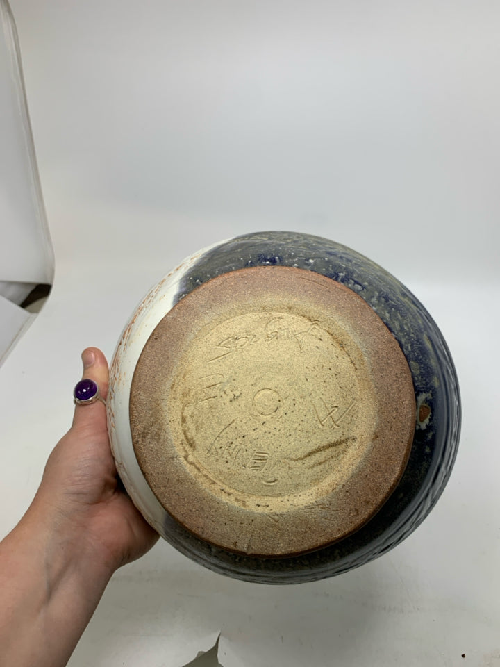 HEAVY BLUE/WHITE TEXTURED EXTERIOR MIXING BOWL.