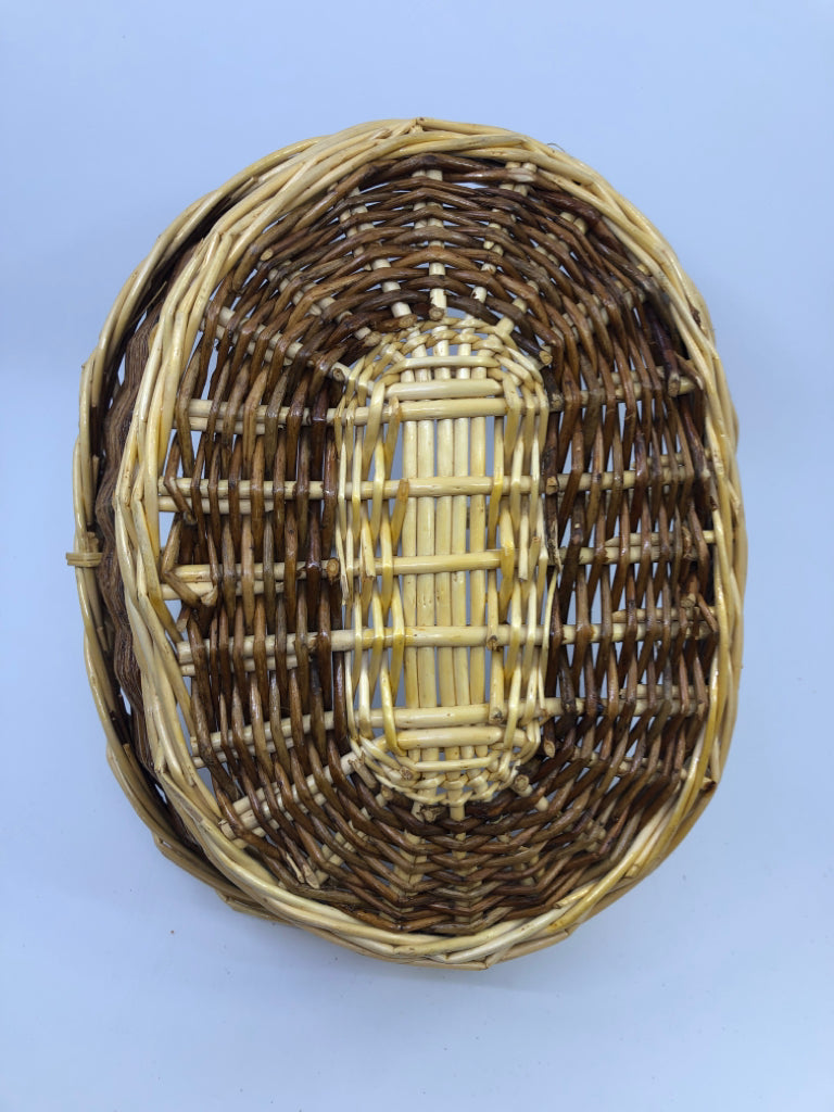 TWO TONE STRIPED OVAL BASKET W SINGLE HANDLE.